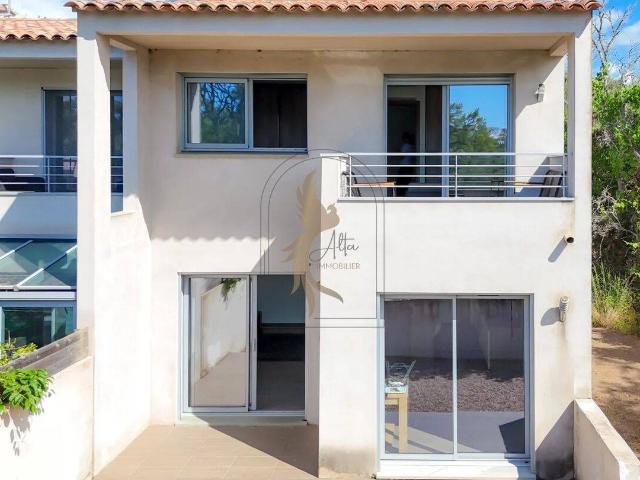 Charmante maison mitoyenne avec jardin – Sotta