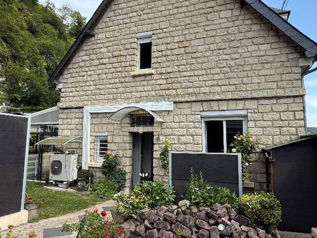 Charmante maison mitoyenne d'un côté atypique au cœur d'Orival, en bord de Seine