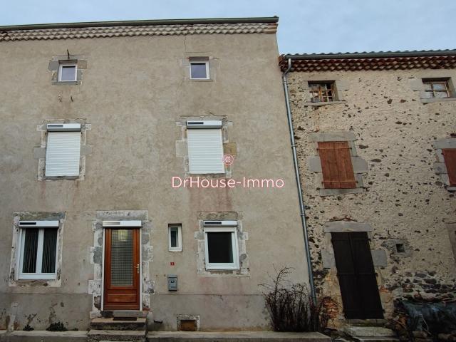 Charmante maison mitoyenne entièrement rénovée de 6 pièces avec grange et garage à Saint Georges d'Aurac