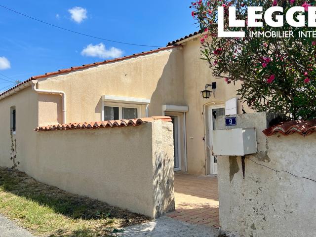 Charmante maison non mitoyenne de deux /trois chambres avec garage, dépendances et grand jardin