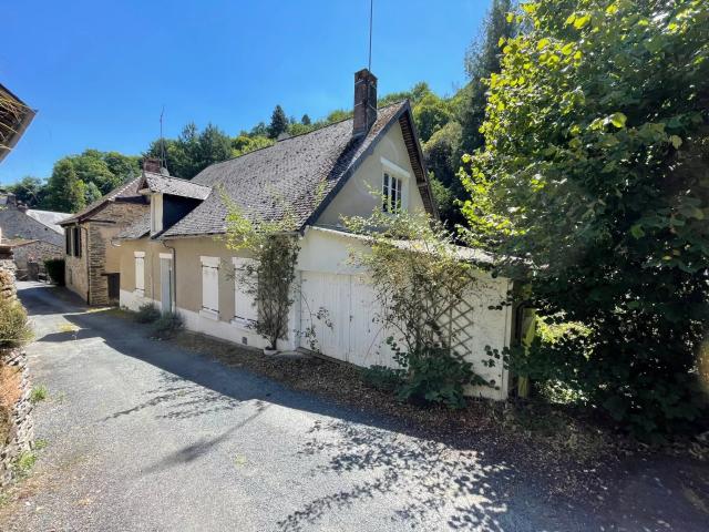 Charmante maison au bord de la rivière dans un village histo. 88m² Ségur le Château