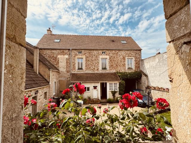 Charmante maison au coeur de ROUVRAY avec dépendances en très bon état avec jardin d'env. 767 m2 346 500 €