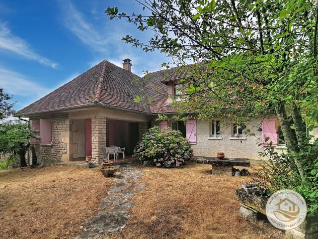 Charmante maison avec 1,87 ha de terrain, dépendances et vue dégagée sur la forêt