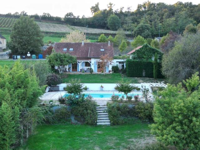 Charmante maison avec 2/3 chambres, grange, grand jardin et. 120m² Aurions Idernes