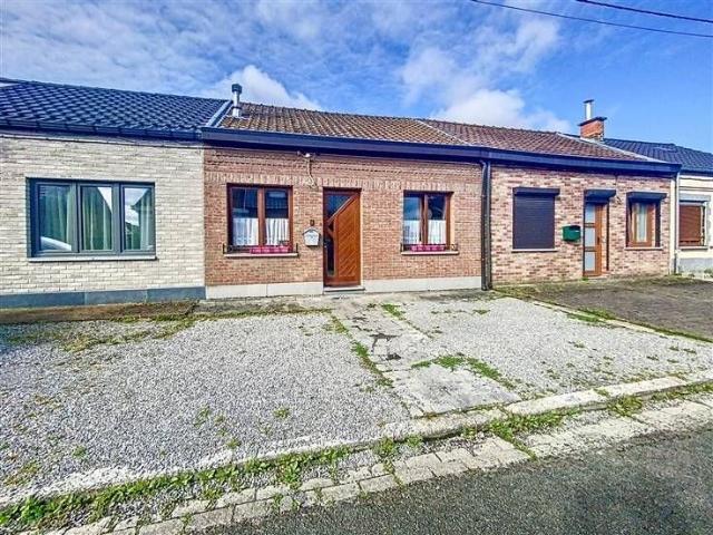 CHARMANTE MAISON AVEC DEUX GARAGES