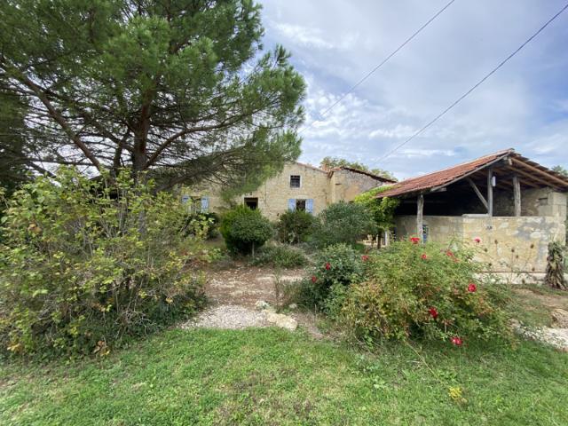 Charmante maison avec dépendances proche d'un village de car