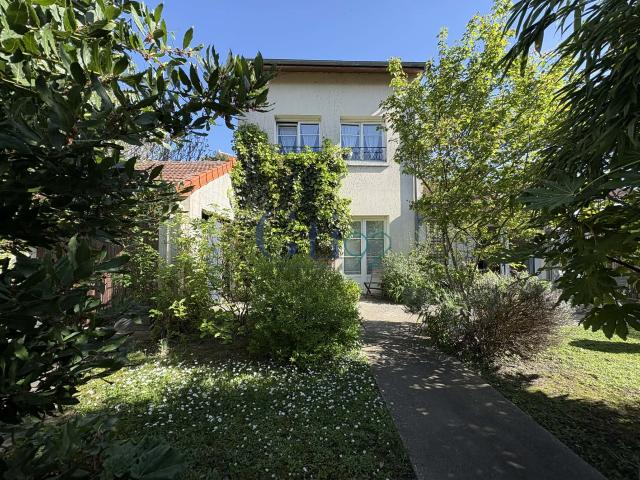 CHARMANTE MAISON AVEC SON JARDIN INTIMISTE ET SON EMPLACEMENT IDEAL