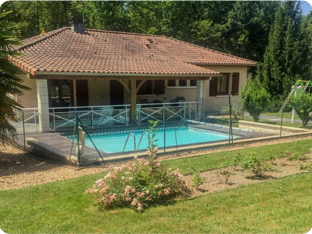 CHARMANTE MAISON AVEC PISCINE À 15 MIN DE PÉRIGUEUX