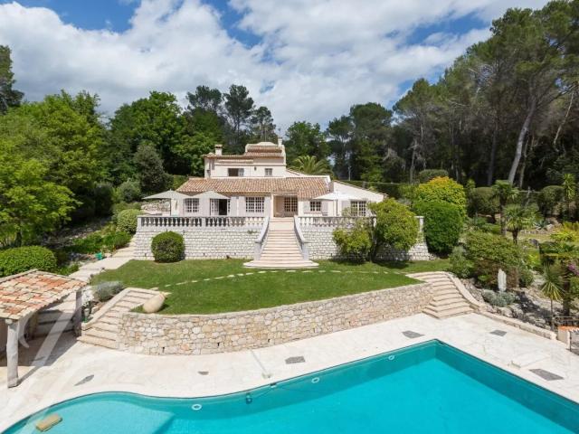 Charmante maison avec Tennis au calme absolu à Roquefort les Pin