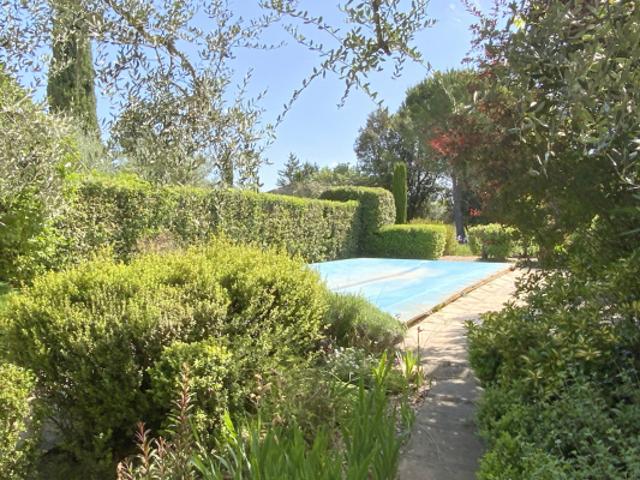 Charmante maison avec terrain arboré et piscine à Uzès