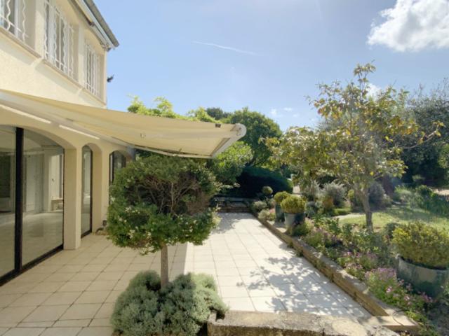 Charmante maison avec terrain arboré et piscine à Uzès