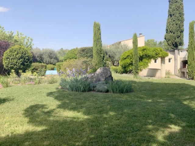 Charmante maison avec terrain arboré et piscine à Uzès
