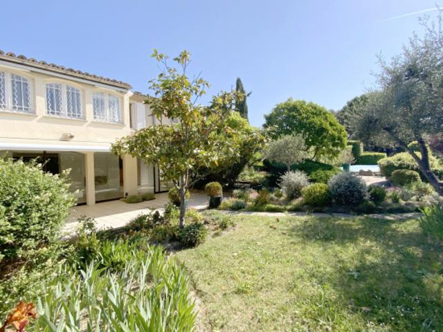 Charmante maison avec terrain arboré et piscine à Uzès
