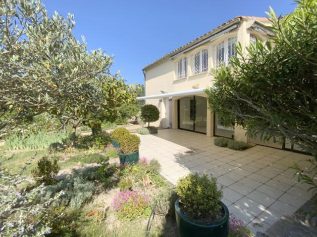 Charmante maison avec terrain arboré et piscine à Uzès