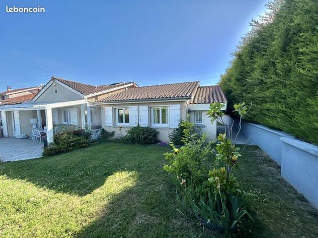 Charmante maison avec une belle surface de plain pied, terrain plat de 800m2, Saint Etienne