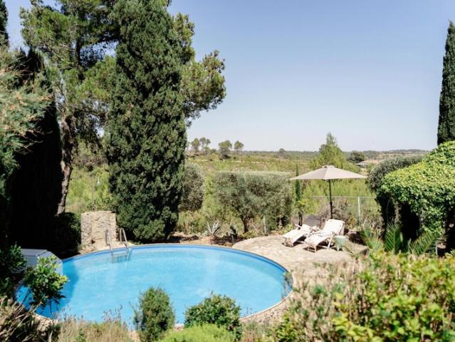Charmante maison avec vue sur les environs et piscine