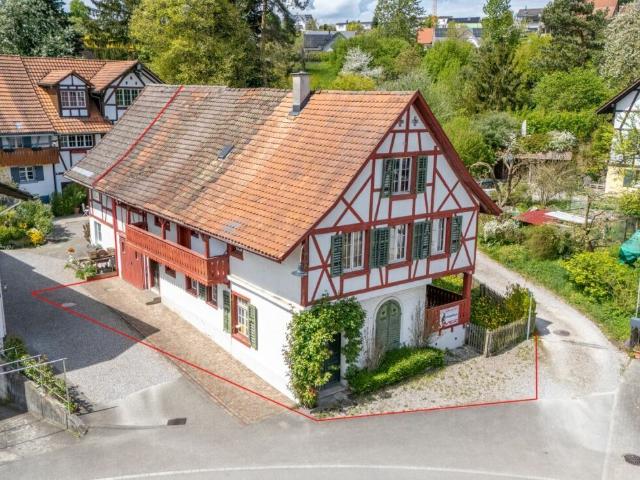 Charmante maison à colombages avec un flair historique et du potentiel à Buchberg | dreamo. Ch