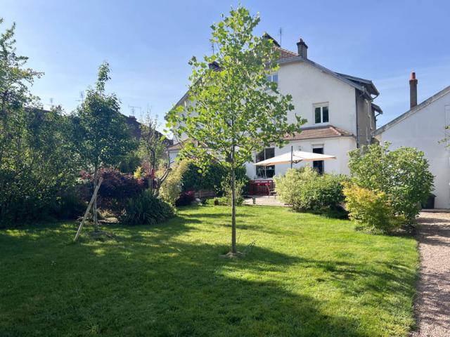 Charmante maison à Gueugnon dans un environnement calme et v