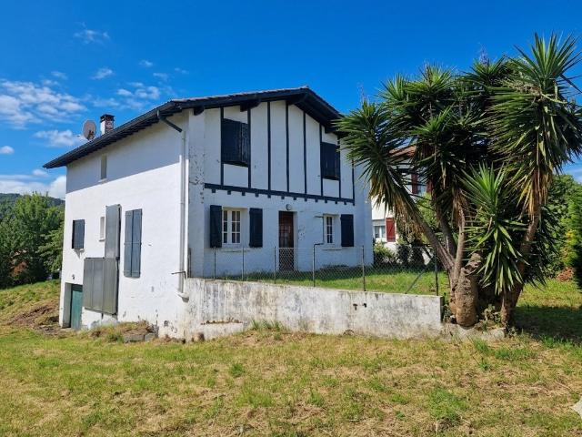 Charmante maison à fort potentiel avec vue dégagée à Ciboure À découvrir sans tarder !