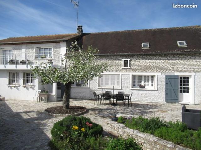 Charmante maison ancienne avec ses dépendances à deux pas de Bréval
