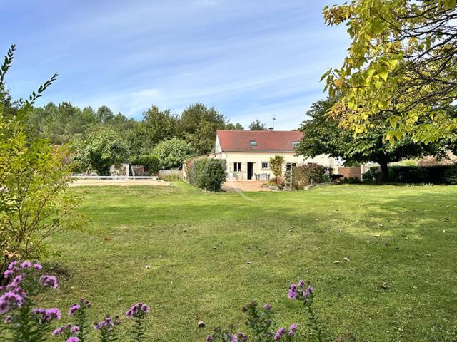 Charmante maison ancienne avec vaste terrain et piscine La Pellerine