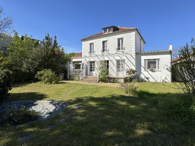 Charmante maison ancienne de caractère 8 pièces 173 m2 Terrain arboré de 1535 m2