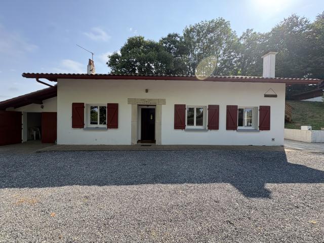 CHARMANTE MAISON BASQUE MEUBLÉE A MENDIONDE