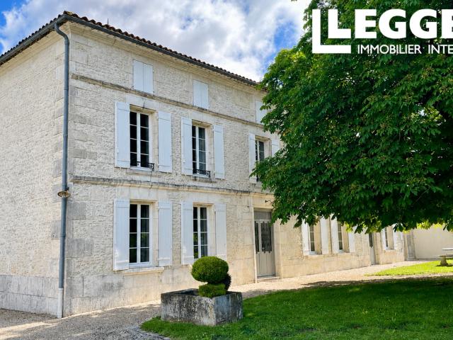 Charmante Maison Charentaise de 1850 avec un studio, grand atelier, double garage et jolie jardin paysager