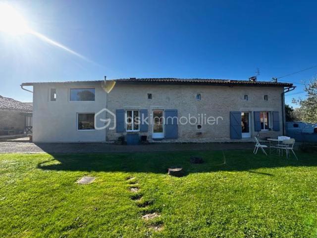 Charmante maison charentaise en pierres – 195 m² habitables – Terrain arboré de 1433 m² avec four à pain