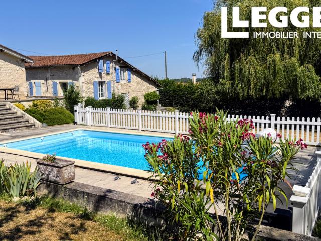 Charmante maison charentaise, logement d'invités, piscine, dépendances et vue panoramique. Près de Montmoreau