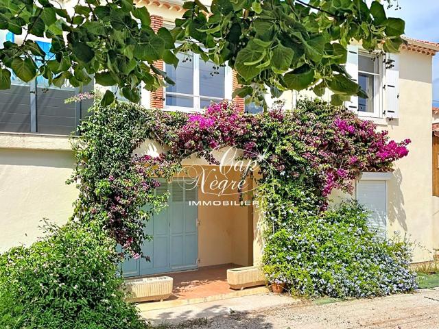 Charmante maison composée de 3 appartements indépendants à S. 163m² Le Lavandou