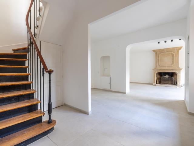 CHARMANTE MAISON D'ANGLE AVEC JARDIN ARBORE LA VARENNE
