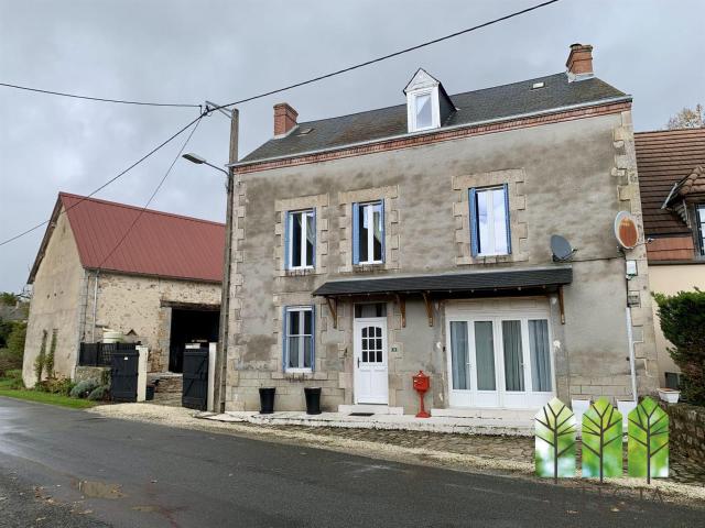 Charmante Maison de Bourg de 4 Chambres avec Grande Grange e. 171m² Saint Silvain sous Toulx