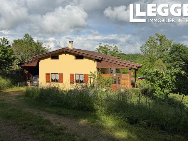 Charmante maison de campagne avec superbe vue dégagée, endroit très calme sur un terrain de 4000m2 arborer
