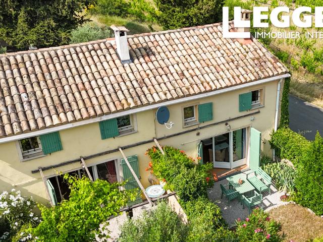 Chaleureuse résidence secondaire avec maison de vacances attenante, à la campagne proche village provençale