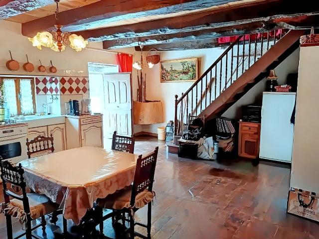 Charmante maison de campagne en pierre à BERLATS, au coeur d. 66m² Berlats