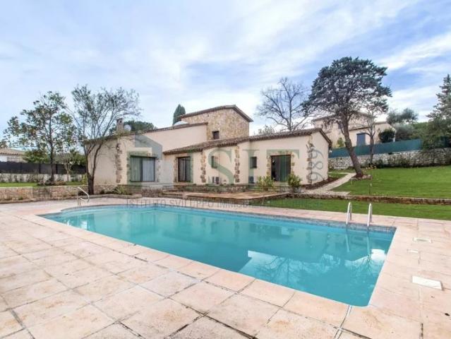 Charmante Maison de Caractère avec Piscine, Proche de Valbonne dans un Quartier Résidentiel