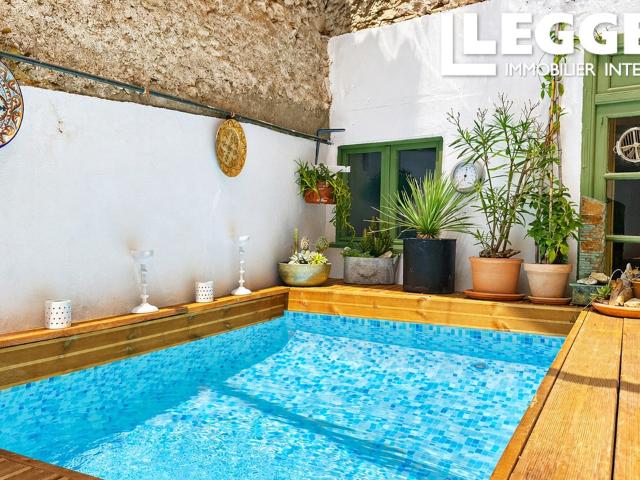 Charmante maison de caractère avec terrasse, piscine et garage au cœur d’un village prisé, à proximité de Bézi
