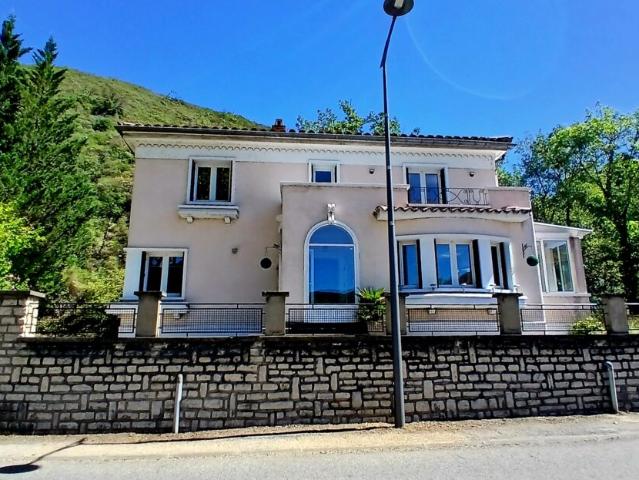 Charmante maison de caractère de style Art Déco avec 4 chambres, véranda, terrasse et garage sur un terrain de 511 m2 avec vue magnifique