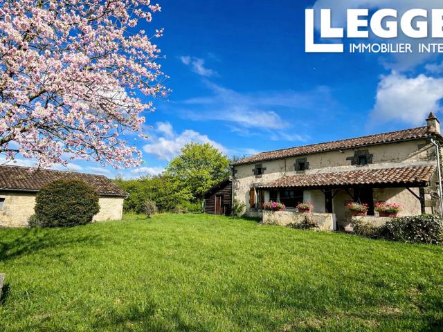 Charmante maison de ferme en pierre avec grange rénovée dans un endroit paisible et avec une vue magnifique