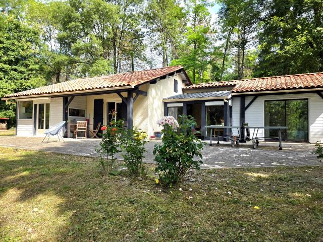 Charmante maison de plain pied au bord de la rivière avec pi. 94m² Eymet
