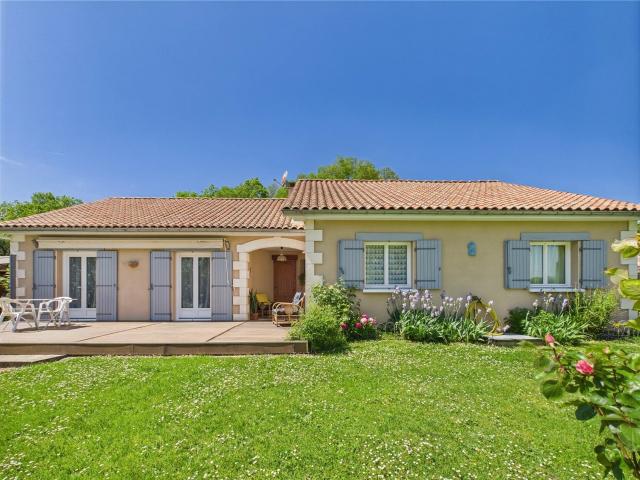 Maison de plain pied avec dépendances et grand terrain + pos. 148m² Verteillac
