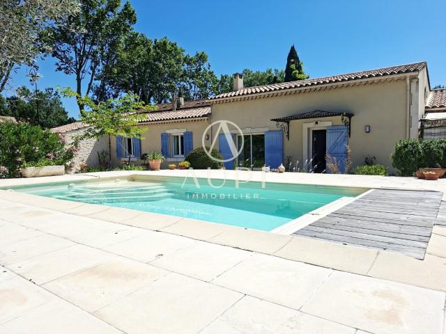 Charmante maison de plain pied avec jardin et piscine proche. 130m² Paradou