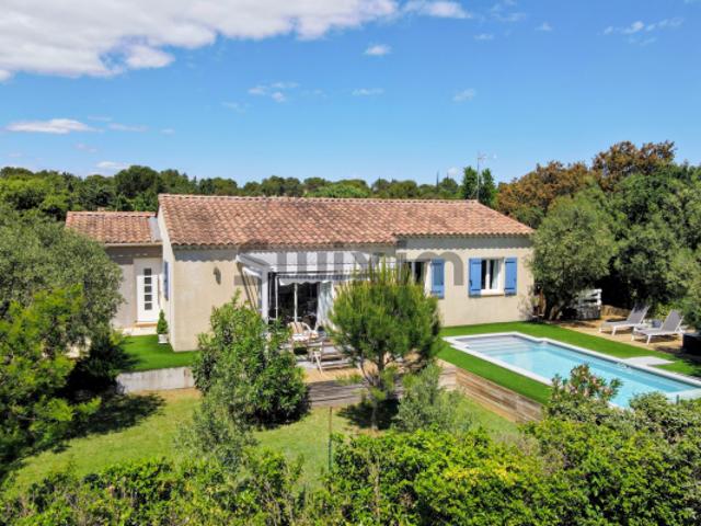 Charmante maison de plain pied avec jardin méditerranéen et