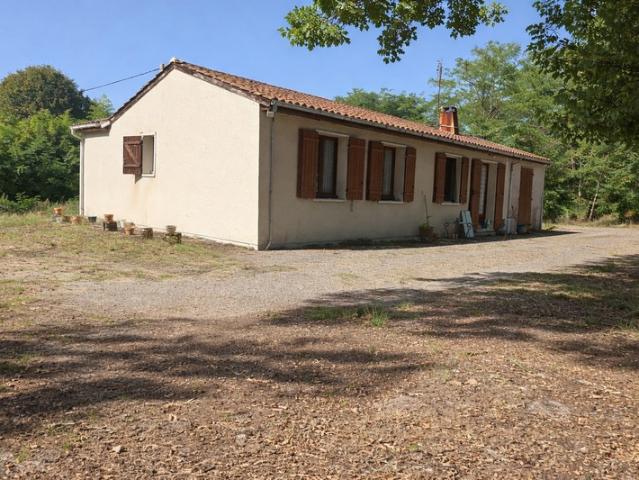 Charmante maison de plain pied de 100m² à rafraîchir, située sur un terrain de 2500 m²
