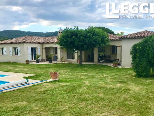 Charmante maison de plain pied orientée sud, avec 4 chambres, grand jardin, garage et vue sur Canigou
