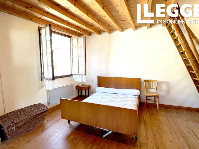 Charmante maison de style chalet de 100 m² à Escouloubre, avec cour terrasse au bord d'un ruisseau