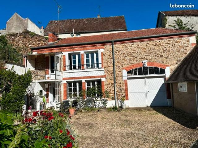 Charmante maison de village 92m2, deux chambres, garage, cour et dépendances