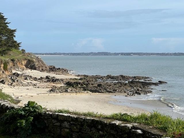 CHARMANTE MAISON DE VILLAGE A PROXIMITE IMMEDIATE DE LA PLAGE DE KERHOSTIN