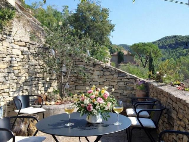 Charmante maison idéalement située au coeur du village prisé de Saumane de Vaucluse. Rare en village: profitez d'une agréable terrasse avec de superbes vues dégagées. Un cadre authentique et recherché, parfait pour une résidence principale, seconda